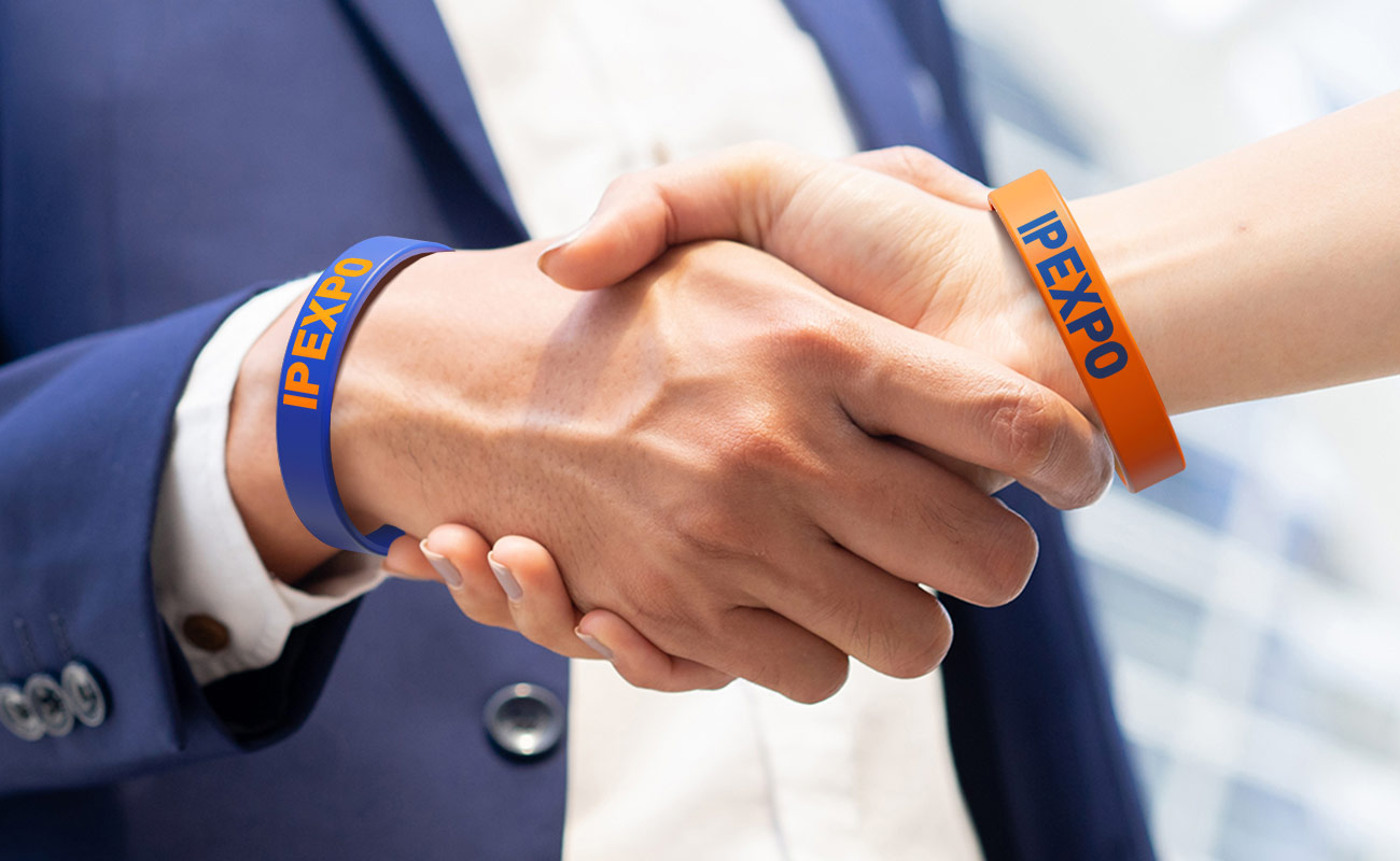 Revo - Aangepaste Silicone Wristbands gallery thumbnail